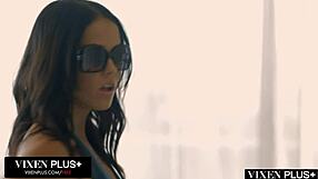 Vixenplus fidanzata Megan Rain allude a doppio penetramento