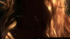 La impresionante cougar Julia Ann se provoca y se masturba con medias sexys