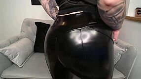 fetish leather camgirl nina undresses slowly