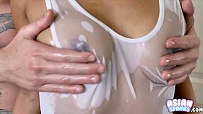 평평한 아시아 여자가 오일 바르고 면도 후 Asianspanks에서 격렬하게 자위