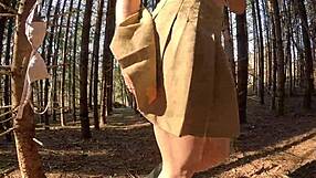 สาวน้อย 18+ สีน้ำตาลสมบูรณ์โชว์ก้นเซ็กซี่กลางแจ้ง