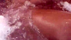 mira que rico lo muevo en el jacuzzi, ven papi vamos a divertirnos