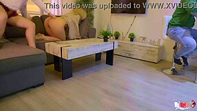 Madrastra recibe el culo tomado por hijastro cerca del marido