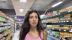 uhh, jeg køber en pige hvad som helst hvis hun går rundt i supermarkedet med spunk i ansigtet... cumwalk