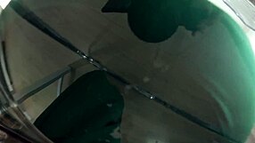 Учителката се навежда над момичето с голям задник за грубо класно кучешко чукане