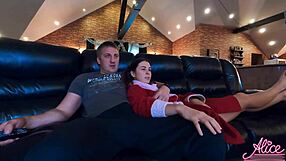 Tía morena tetona chupa polla, luego monta en perrito, corriéndose después de la tv