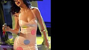 哇！Katy Perry的巨乳熟女身材和偷拍裙底太震撼了！
