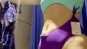 Câmera escondida pega latina novinha no provador da loja