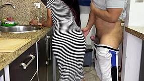 Моя сексуальная падчерица убирает кухню в обтягивающем платье