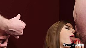 怪异小桃脸上接满大波精液，全吃光