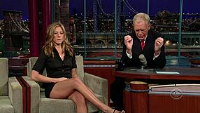 เจนนิเฟอร์ แอนนิสตัน โชว์ขาเซ็กซี่ 😍