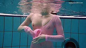 โอ้ย เช็ค Liza Bubarek เป็นเงือกใต้น้ำร้อนแรง!