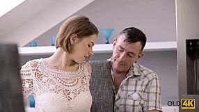 Старый4к Марина Висконти жаждет зрелого члена, готовясь к экзаменам в колледже с очаровательной европейской фигуркой