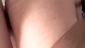 Hej Amy, boš nocoj močno jahala Sama Bourna? Poglejmo to blondinko milf dejanje!