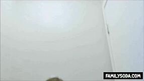 Üvey baba banyoda üvey kızını deliyor, genç 18+, yaşlı ve genç yasak