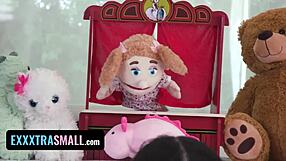 Nemůžu uvěřit, jak malá 18+ copatá kundička v síťkách má nataženou těsnou kundičku