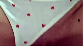 브라질 청년 18+이 두꺼운 고무 자지를 삼키며 보지를 찢어