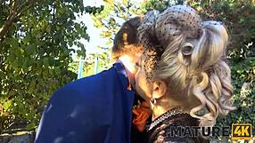 Mature4K šedovlasá dáma touží po sluhově chuji v její píči. Dostane ho?