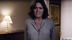 Varalni mož ujet pri dejanju in se mu pridruži seksi milfka žena Chle Temple in Krissy Lynn.