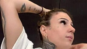 Sapatona blir våt i gymmet när hon ser genomskinlig tröja med hårda nippel