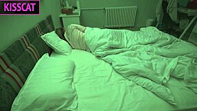 Pasierb Przerywa Macosze W Pracy Na Szybki Hand Job W Wspólnym Łóżku