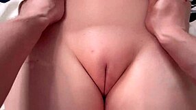 Σπιτικό Μασάζ Γίνεται Οργασμός και Σπέρμα στην Ξυρισμένη Πουτσούνα