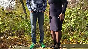 Kurvig svärmor bär strumpor bara för mig utomhus