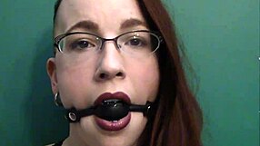 Эй, глянь на мою тёмную помаду и слюнявый кляп с интенсивным зрительным контактом