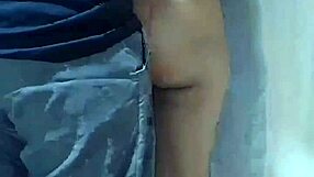 Niñera sexy grita en acción gay salvaje.