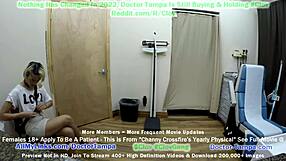 Доктор Тампа проводит ежегодный гинекологический осмотр Чанни Кроссфайр, медсестра Стейси Шепард помогает в больнице Флориды