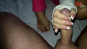 Заварена мама предлага секс с фетиш за крака с големи естествени цици на легло