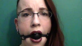 Эй, глянь на мою тёмную помаду и слюнявый кляп с интенсивным зрительным контактом