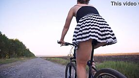 Hei, vrei să mă vezi flashând fundul în timp ce fac ciclism? Upskirt doar pentru tine!