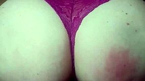 Блондинка в маске доводит мокрую киску до дикого оргазма