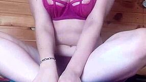 Блондинка в маске доводит мокрую киску до дикого оргазма