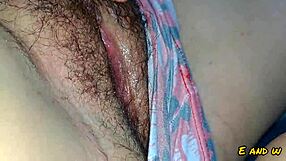 Mi pequeña hijastra coquetea durante nuestra noche de película