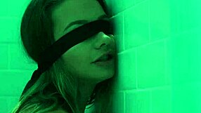 Hallitsen Naomi Swannia, saan hänet suihkuttamaan sidottuna ja rajusti.