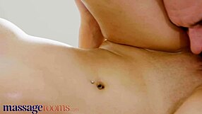 غرف التدليك ميا تريجسي تشعر بكل سنتيمتر من الزب الكبير بممصة عميقة وكريم باي