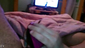 Ella dice, córrete dentro de mis tacones stiletto en la cama. Follada italiana sexy lleva al clímax