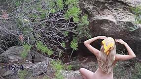 יוגה בחוץ הופכת לוהטת עם מגע של זר