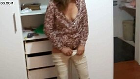 Hej, kolumbijska dojrzała wraca z pracy napalona, pokazuje owłosioną cipkę i błaga młodego 18+ latinosa o drilling