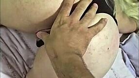 Mon mec a fait jouir la petite voisine Mia avec une crème dans son cul, c'était si intense