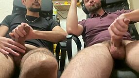 Ο φίλος μου τελειώνει ενώ βλέπουμε πορνό!