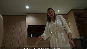 Matrigna becca il figliastro a masturbarsi con la sua foto nuda e si unisce a lui nel letto d'hotel