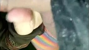 Crossdresser dominuje drobnou ženu divokou akcí v zahradě