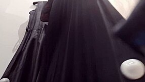 Matrigna Italiana Cicciona Ti Porta Insieme A Lei In Un Negozio Abbigliamento Per Provarsi Abiti Di Pelle