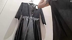 Matrigna Italiana Cicciona Ti Porta Insieme A Lei In Un Negozio Abbigliamento Per Provarsi Abiti Di Pelle