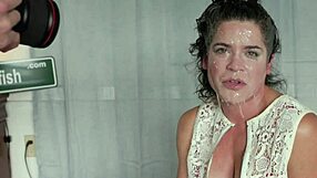 Epäilytön näyttelijä ottaa sloppisimman kasvopanoituksen koskaan. Miten hän käsittelee niin märän oksennussekas?