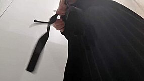 Matrigna Italiana Cicciona Ti Porta Insieme A Lei In Un Negozio Abbigliamento Per Provarsi Abiti Di Pelle