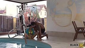 Tato nudná mladá holka 18+ miluje ten silný černý kouř 😍